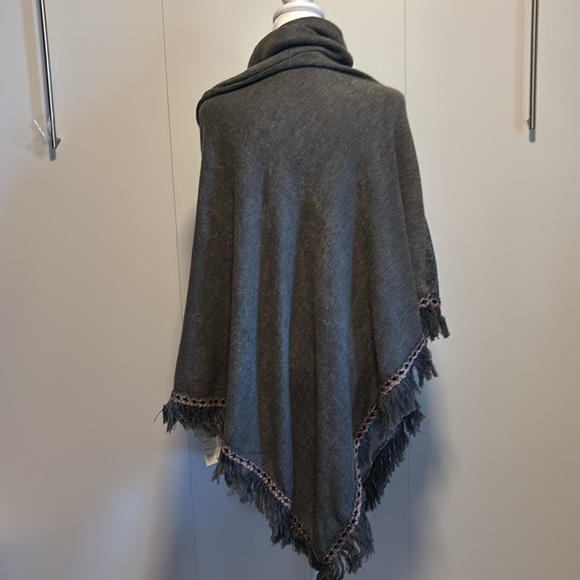 Gray Patterned shawl/poncho - Picture 3 of 4